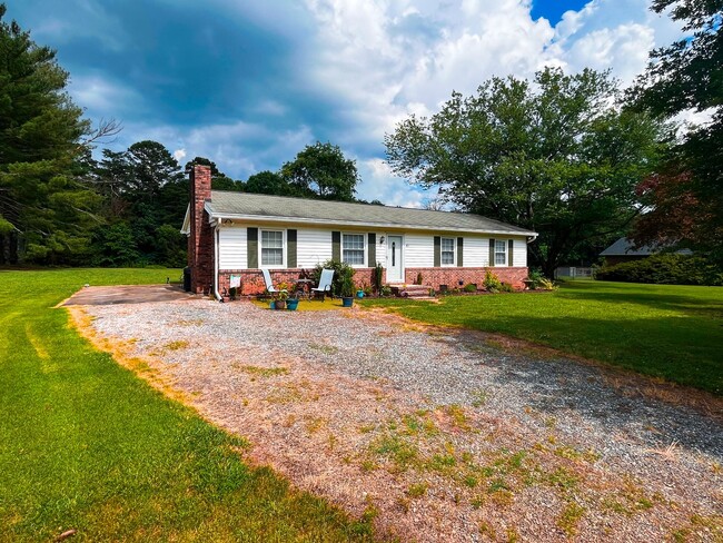 Building Photo - Charming 3 bedroom, 1 1/2 bathroom home in...