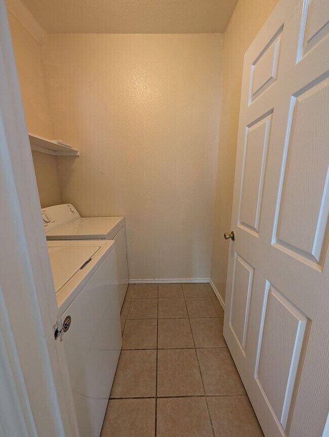 Building Photo - 885/887 Sagewood trl