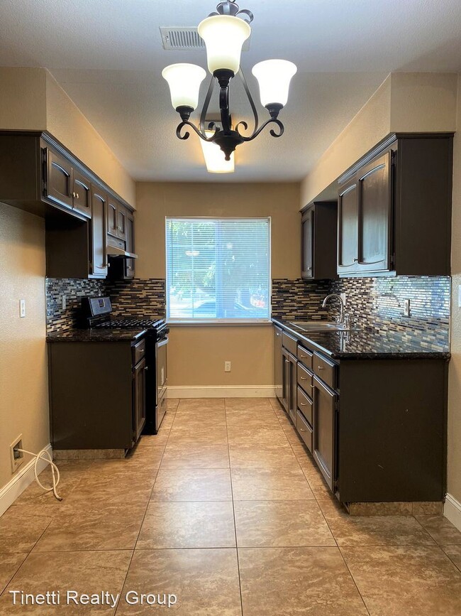 Foto del edificio - 3 br, 2 bath House - 425 W. 6th St.