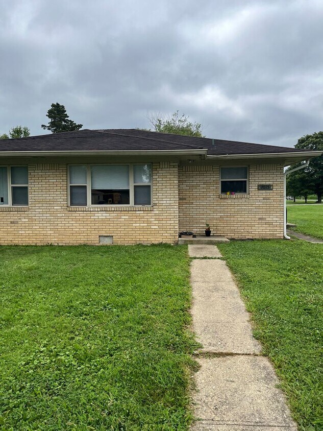 Foto principal - 7015-7017 N Manor Dr