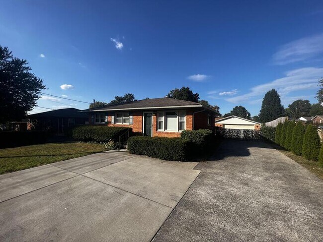 Building Photo - 6005 Applegate Ln