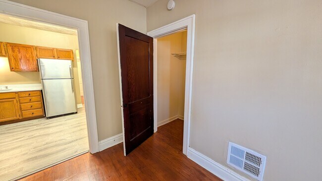 Foto del edificio - 5042 Mardel Ave