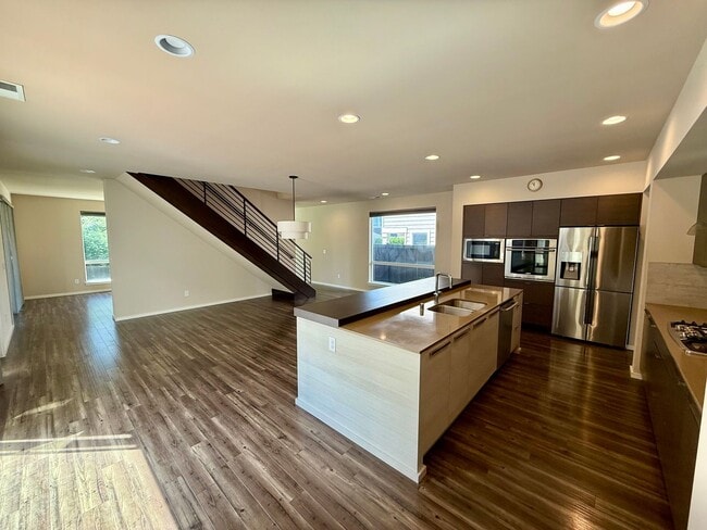 Building Photo - Stylish 4-Bed, 4-Bath Luxury Home