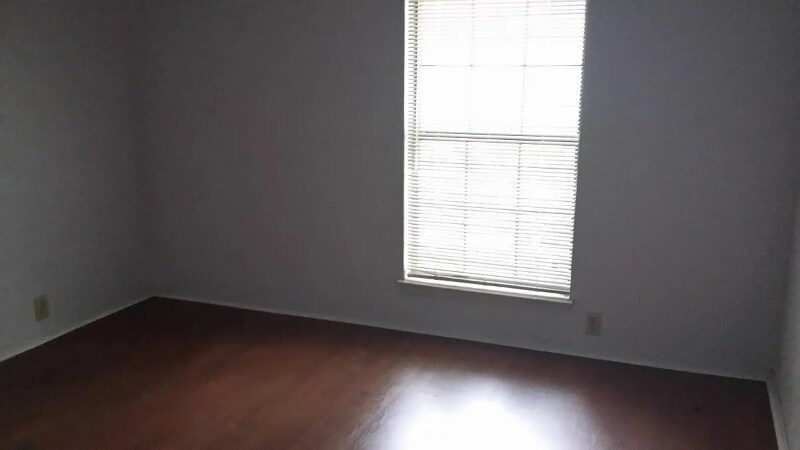 Foto del edificio - 1709 Woodlawn Pkwy
