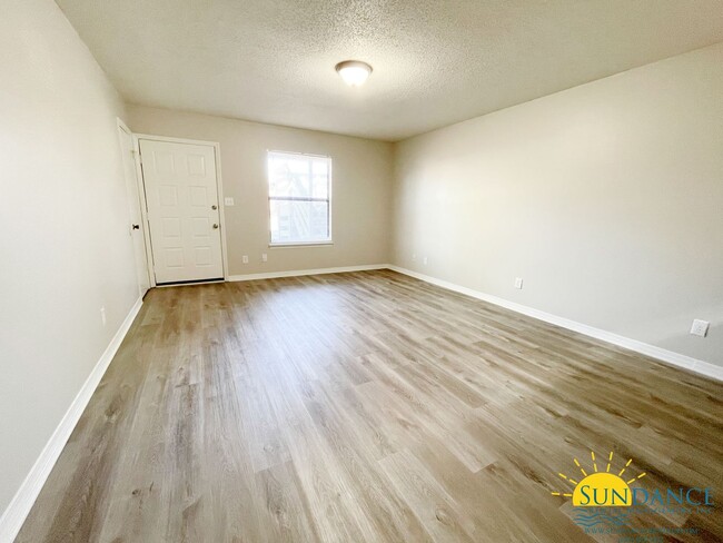 Foto del edificio - Charming 2-Bedroom Ground-Floor Unit in Fo...