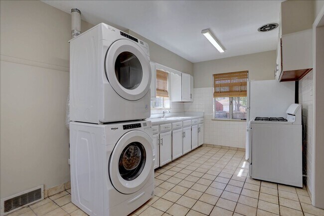 Foto del edificio - Spacious Sunnyside Bungalow, Finished Base...