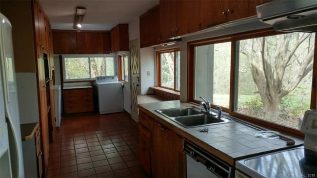 Building Photo - 371 Leavenworth Rd