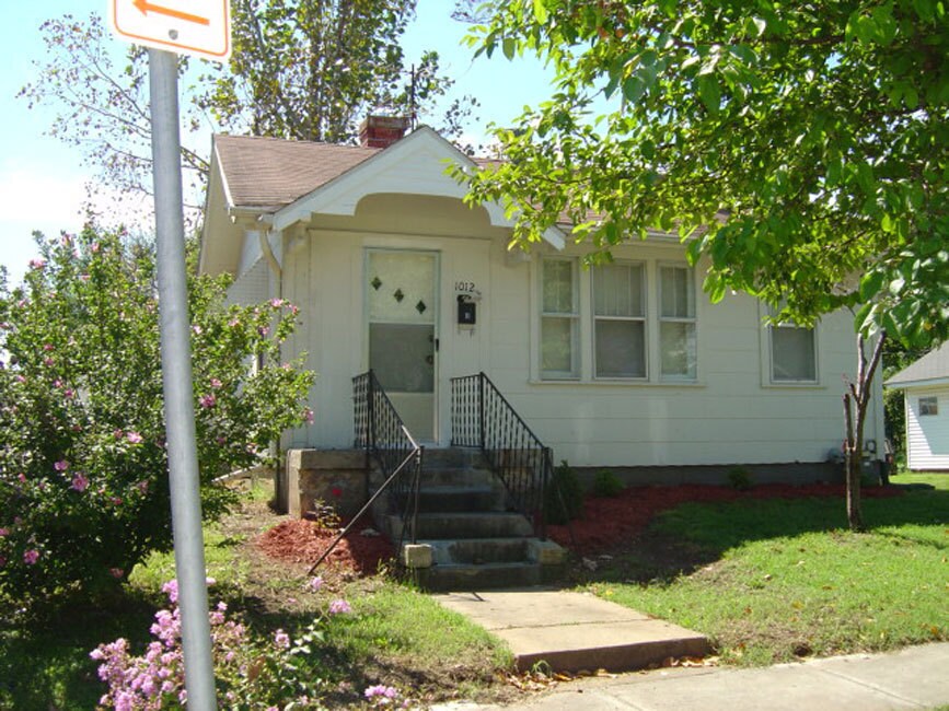 Primary Photo - 1012 W. HAMILTON ST. - NO PETS - CALL OFFI...