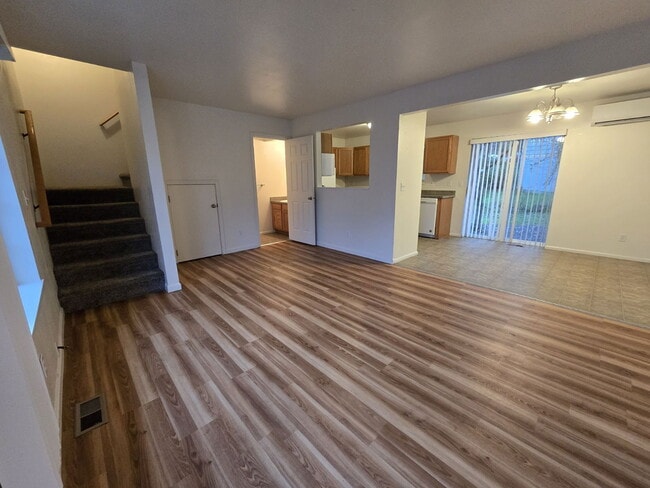 Foto del edificio - 1918 SE Douglas Ave