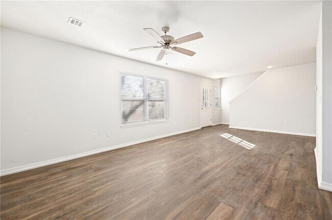 Building Photo - 457 E 7th St