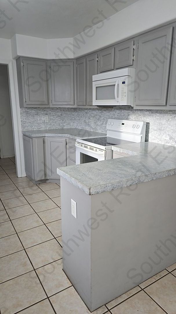 Foto del edificio - 3 bed 2 bath home- Pets Okay!