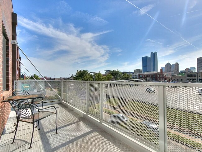 Building Photo - Spacious Condo -  Modern Living in Deep De...