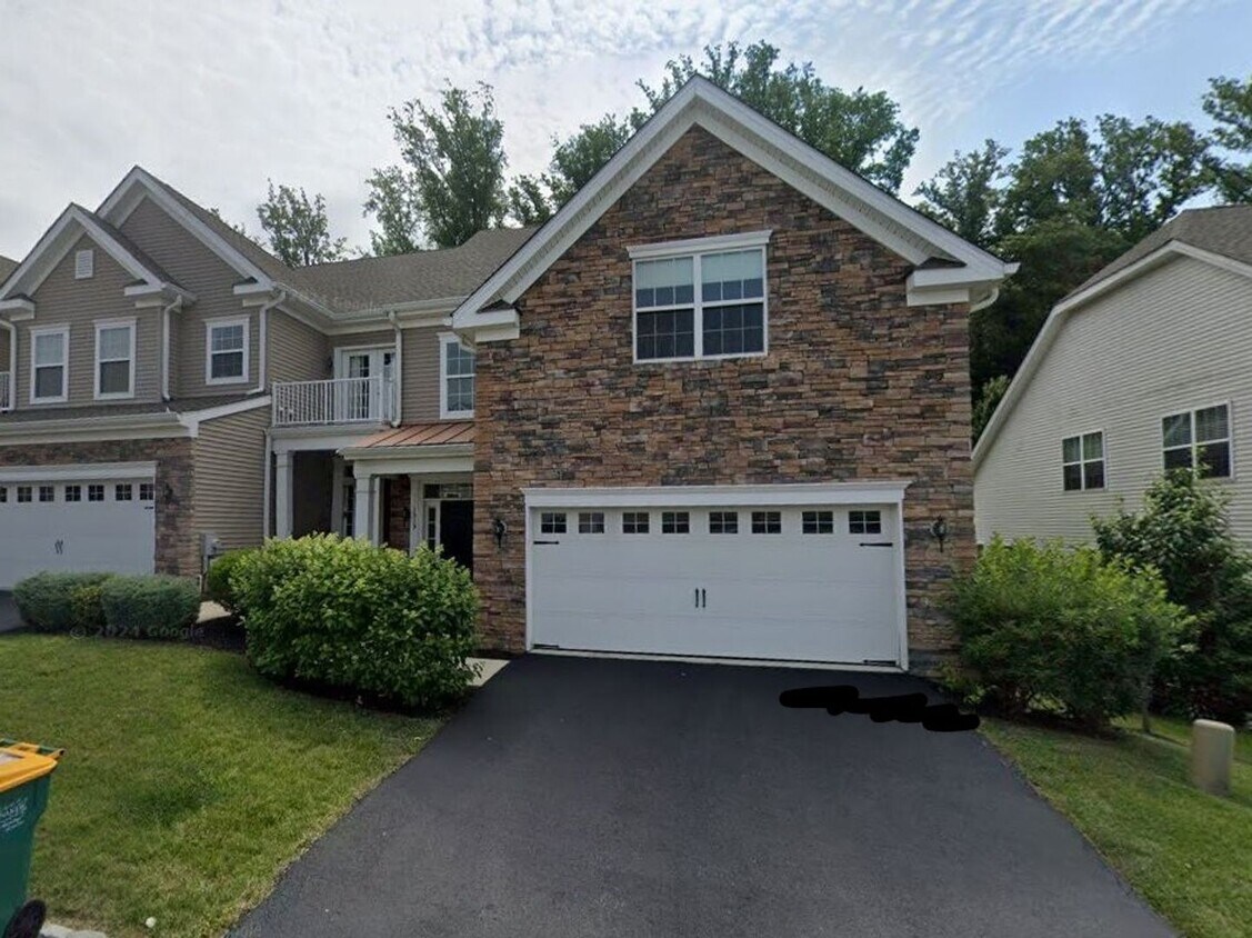 Primary Photo - Stunning 4-Bedroom Townhouse in Newtown Sq...