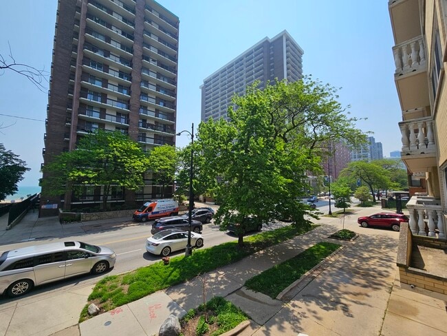 Building Photo - 5906 N Sheridan Rd