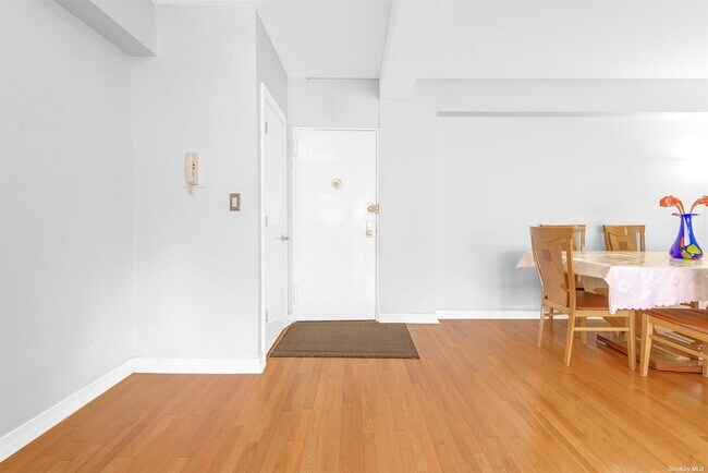 Foto del edificio - 98-40 64th Ave