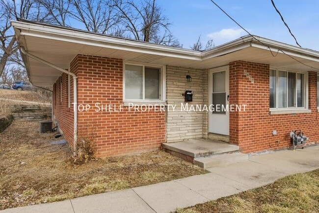 Building Photo - 2427 Welbeck Rd