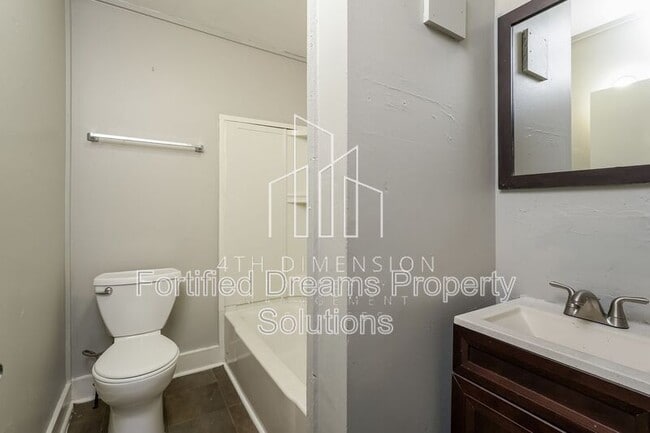 Building Photo - 2010 Temple St