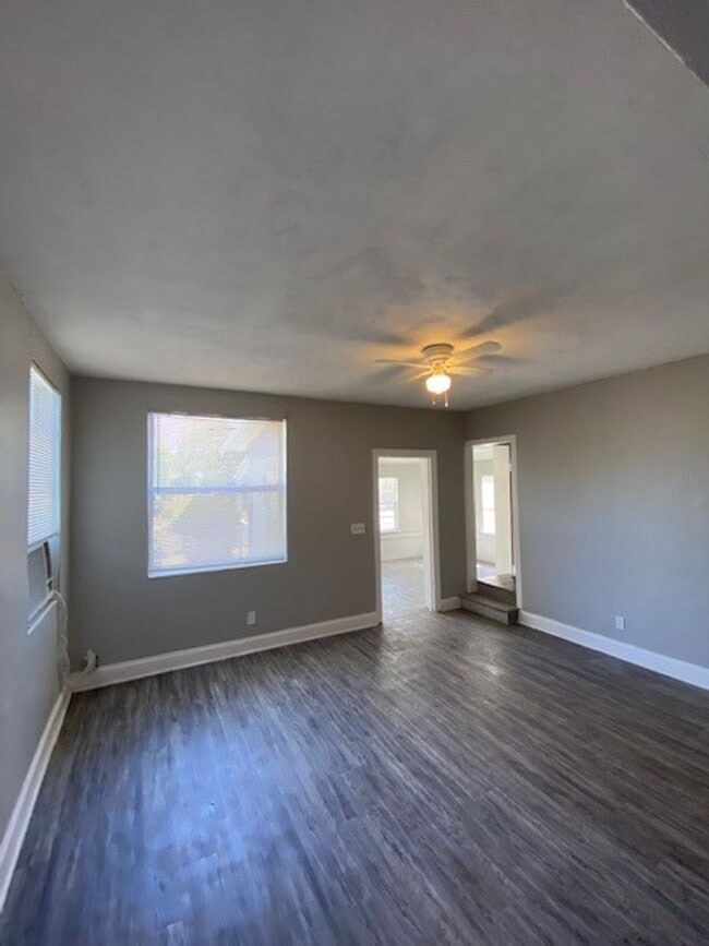 Building Photo - Spacious 3 Bedroom 1 Bathroom Home Located In St. Petersburg, Florida