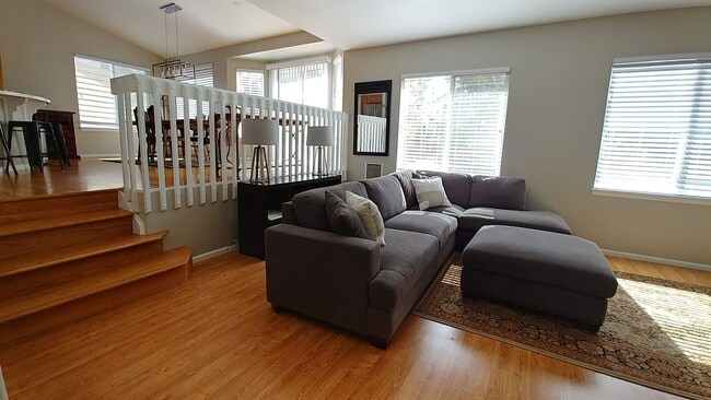 Building Photo - Beautiful 3 Bedroom Home Available in Sept...
