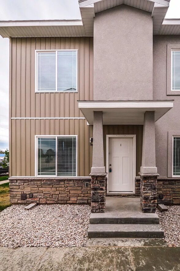 Building Photo - 684 S Saturn Ave