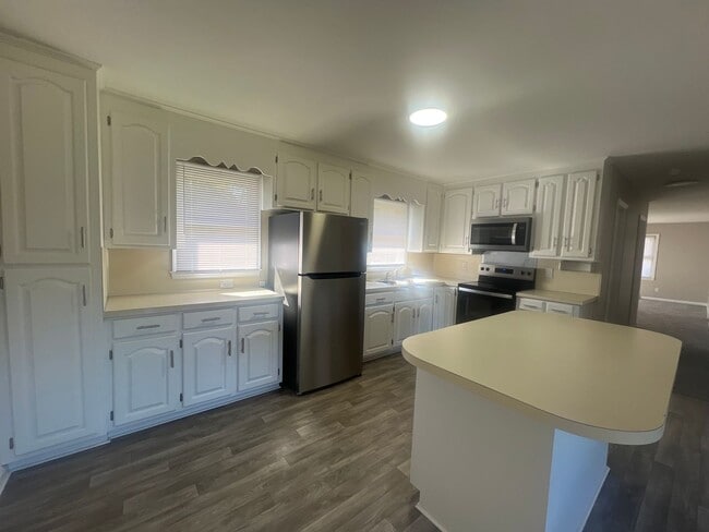 Foto del edificio - Welcome to this charming 3-bedroom, 1.5-ba...