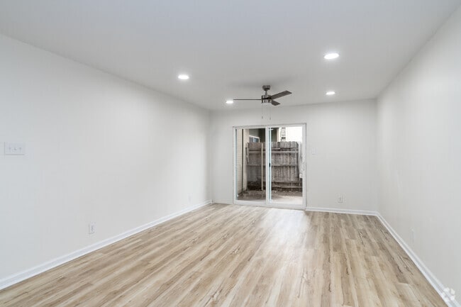 1BR, 1BA - 750SF - Living Room - The Veranda Apartment Homes