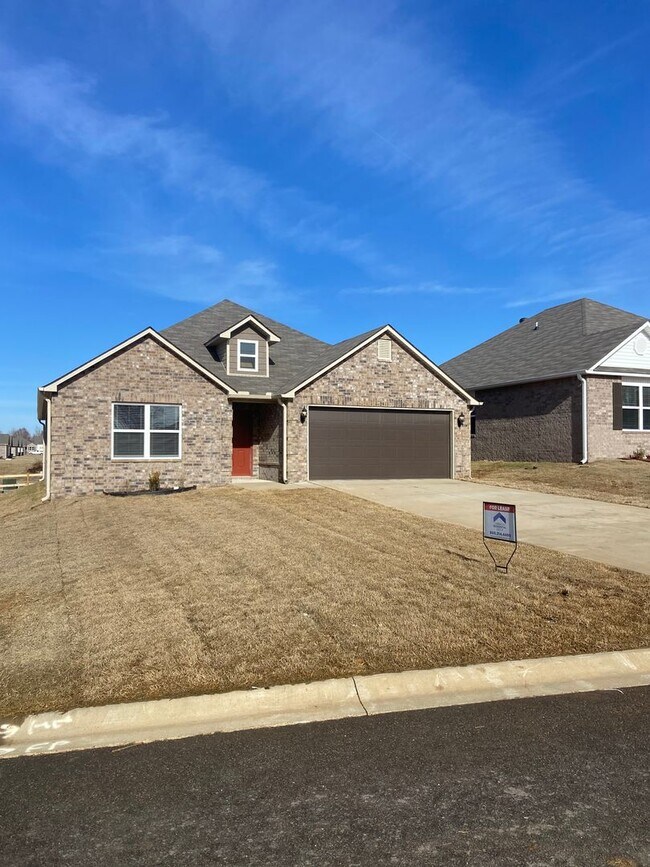 Building Photo - Pre-Leasing Now: Comfortable 3-Bedroom, 2-Bath Duplex in Fairview Haven