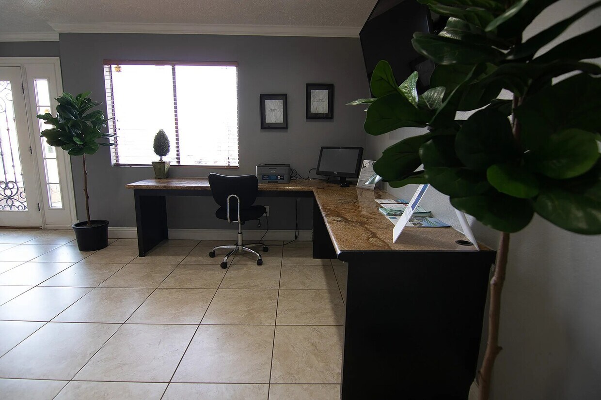 Foto principal - 15100 Golden Eagle Dr