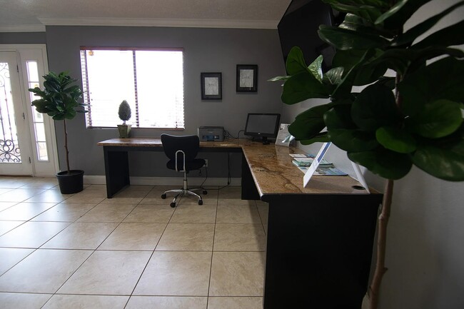 Foto del edificio - 15100 Golden Eagle Dr