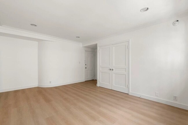 Foto del edificio - 346 N Palm Dr