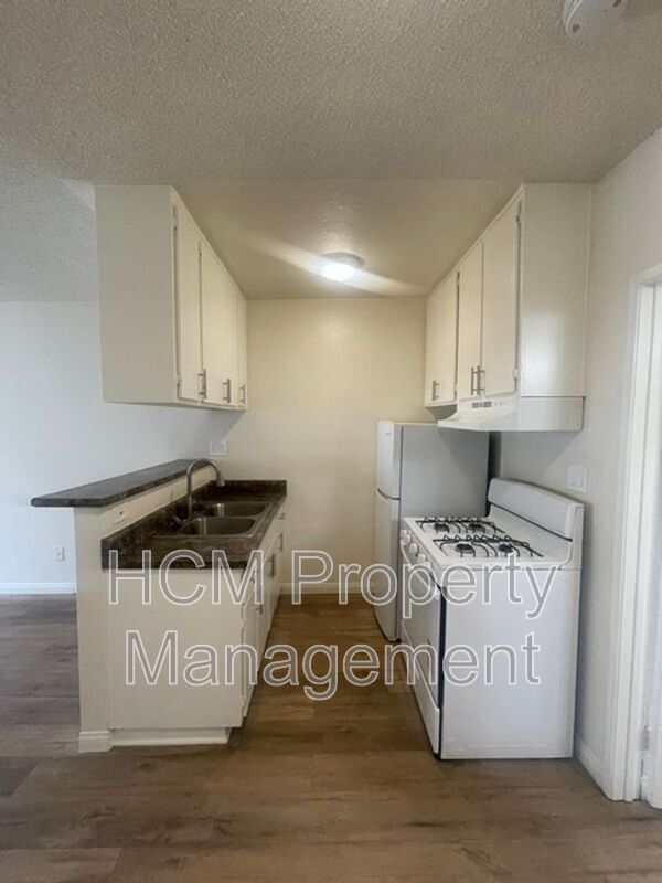 Foto del edificio - 8240 Whitsett Ave