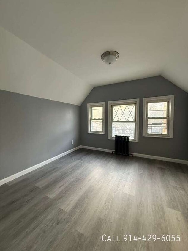 Foto del edificio - 76 Bruce Ave