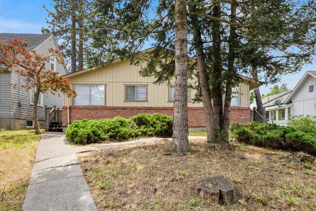 Building Photo - Updated Turnkey 2 Bed 1-bathroom spacious ...