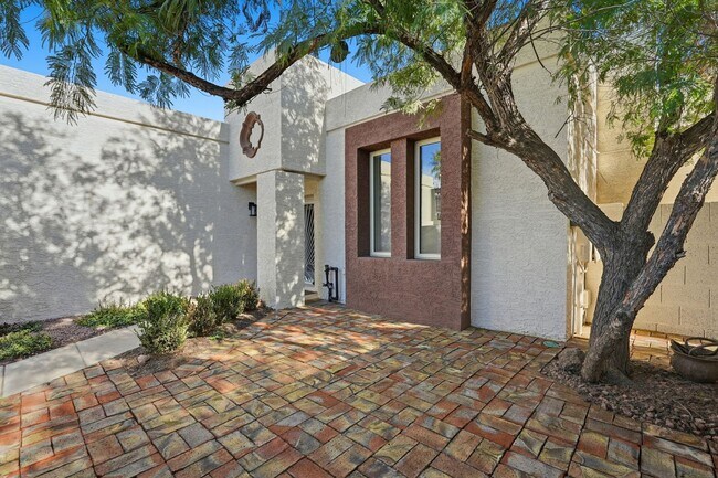 Building Photo - Newly remodeled and pristine in Scottsdale!