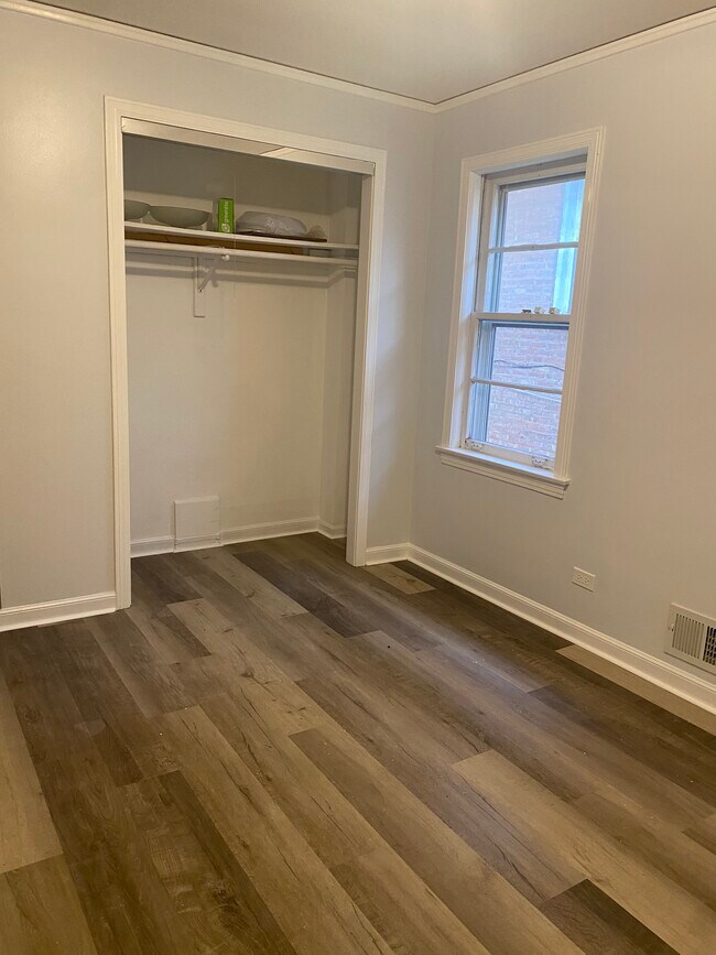 Foto del edificio - 6318 N Tripp Ave