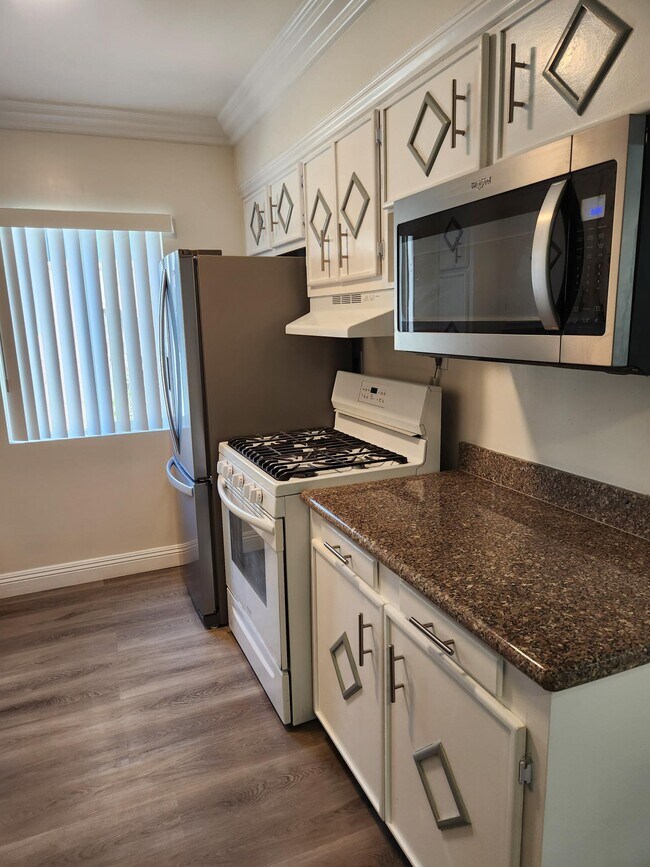 Kichen 2 - 3636 Greenfield Ave