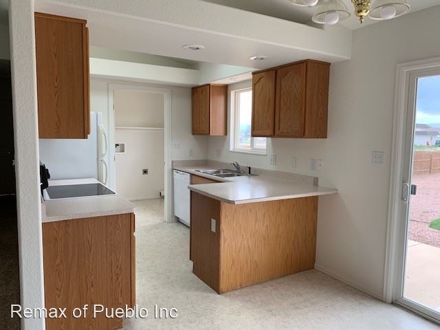Building Photo - 827 S Sweetwater Dr