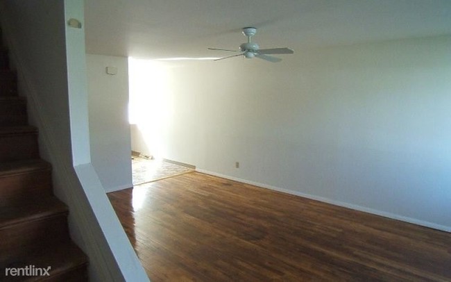 Building Photo - 3 br, 1 bath Townhome - 1300 Burr Ave