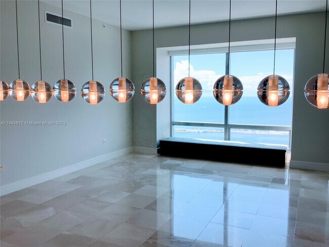 Building Photo - 1425 Brickell Ave