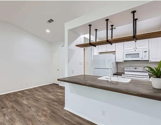 Building Photo - 1301 Hollow Creek Dr