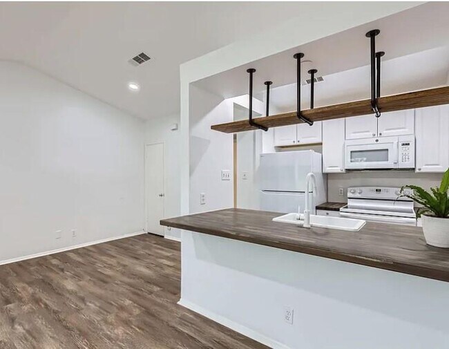 Foto del edificio - 1301 Hollow Creek Dr