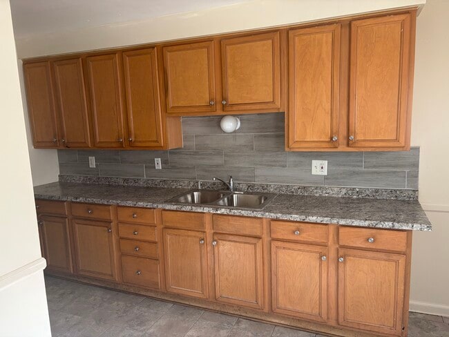 Kitchen - 15205 Maplewood Ave