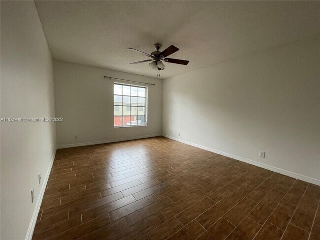Foto del edificio - 5880 NW 57th Ave