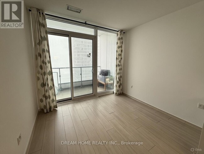 Photo du bâtiment - 898 Portage Pkwy