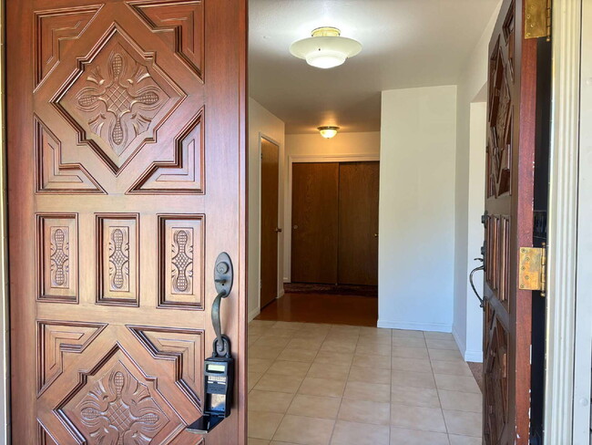 Foto del edificio - 485 Butterfield Pl