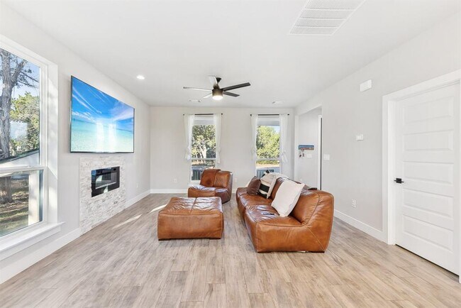 Foto del edificio - 25 Woodacre Dr