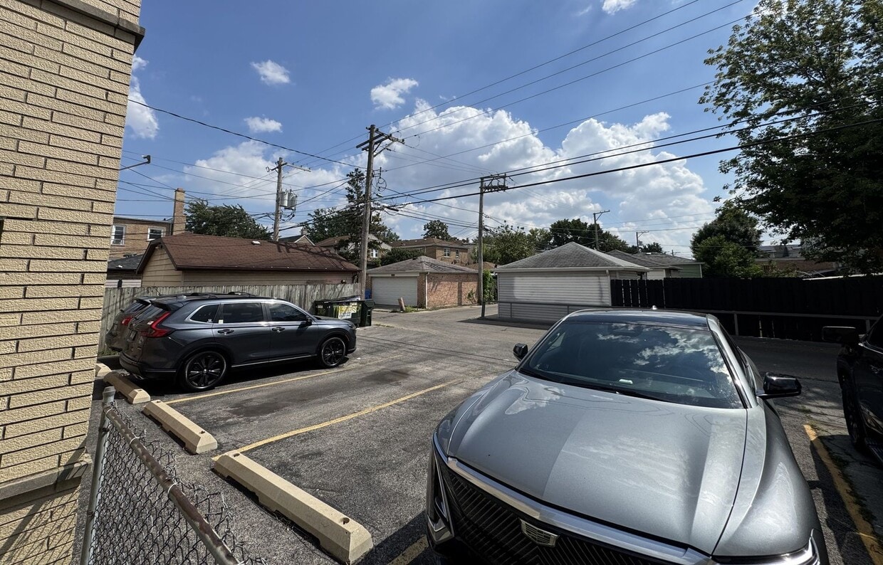 Building Photo - 6015 W Diversey Ave