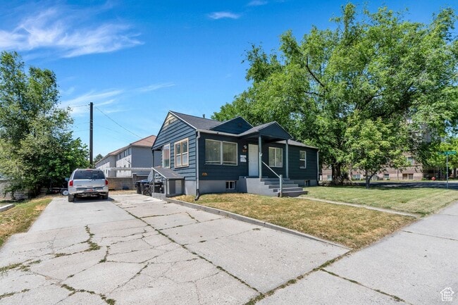 Building Photo - 555 800 E