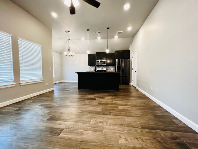Photo - Beautiful 3BD 2BA Located in Edmond's Valencia NW 187th Addition!! House