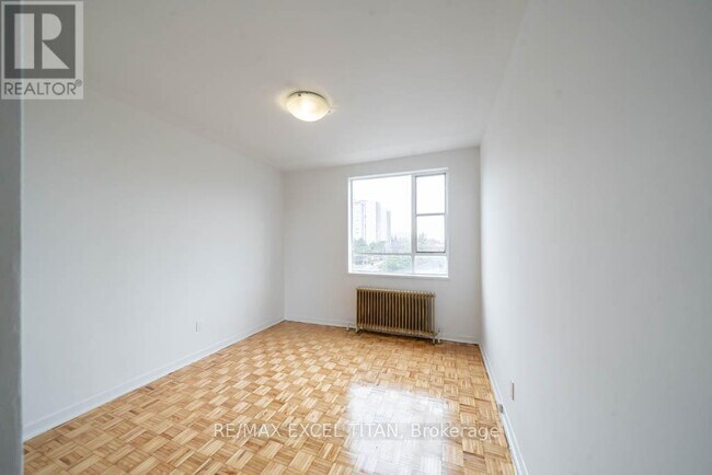 Photo du bâtiment - 2895 Bathurst St